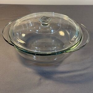 Anchor Hocking 11 1/2” Round 2 Qt / 2 L Covered Clear Glass Casserole Dish.